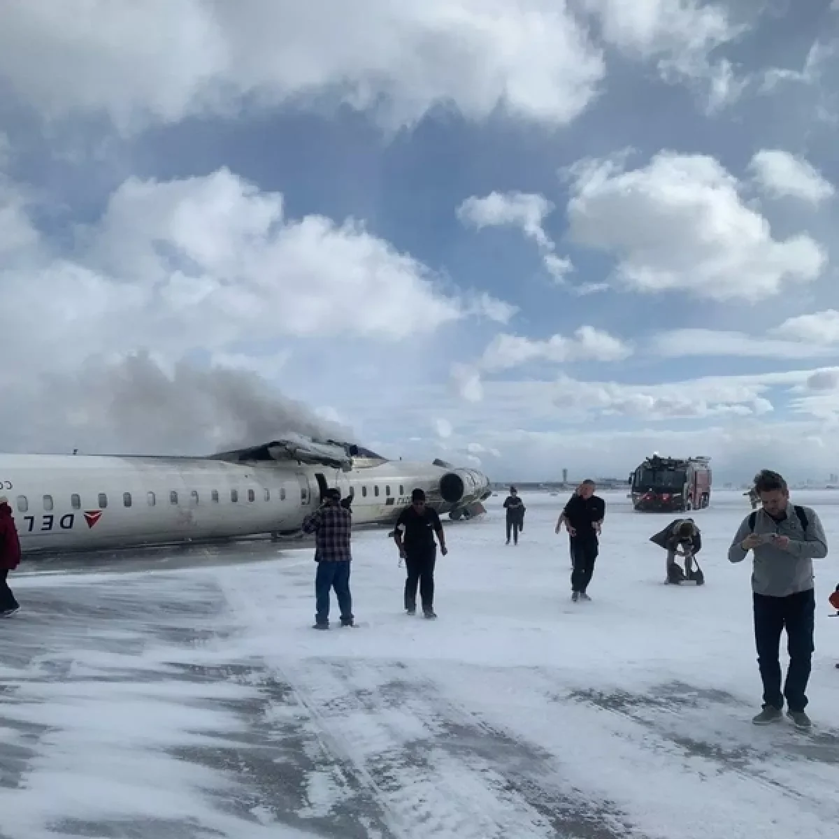 В Торонто пассажирский самолет перевернулся при посадке ВИДЕО