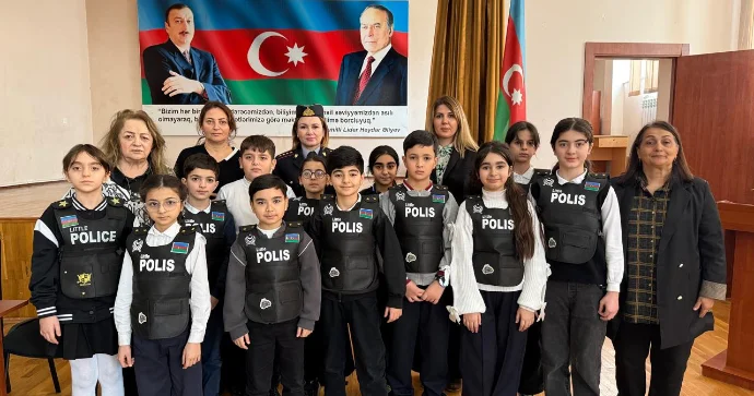 Yol polisi orta məktəblərdə uşaqların suallarını cavablandırdı FOTOLAR
