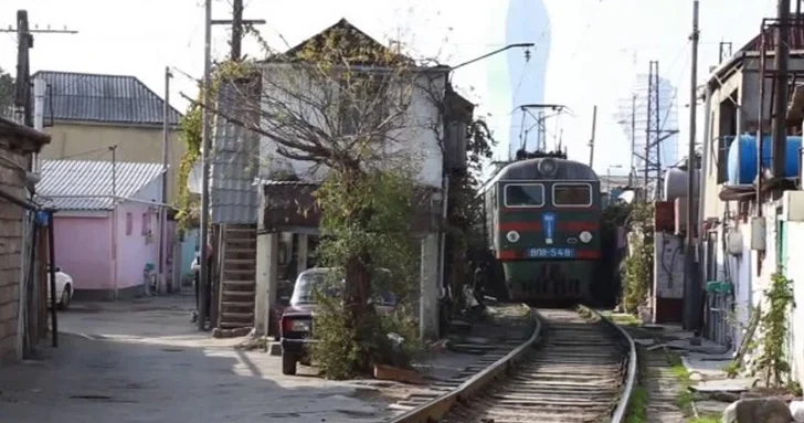 Будут ли в Баку сносить дома, построенные рядом с ж/д путями?