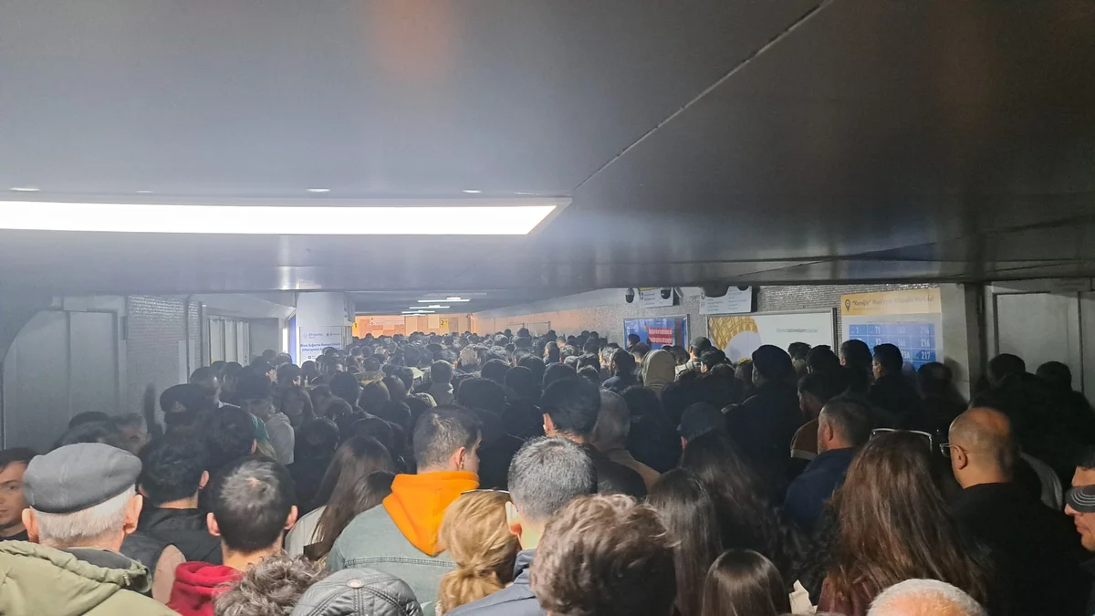 “Koroğlu” metrosuna giriş BAĞLANDI Tunellərdə sıxlıq yarandı