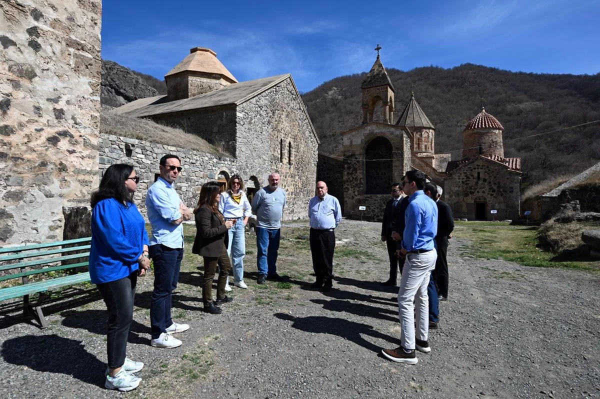 Bakıda keçirilən konfransın əcnəbi iştirakçıları Xudavəng monastırında olub