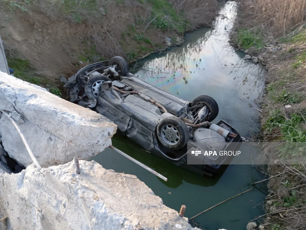 Cəlilabadda avtomobil körpüdən aşıb, xəsarət alanlar var FOTO