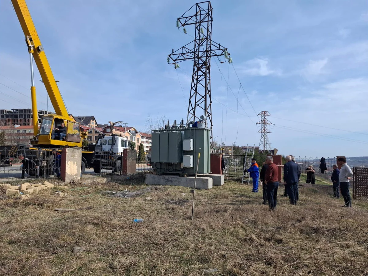 Qusarın 2 kəndində elektrik xətləri yenilənib, 3 kəndində işlər gedir FOTO