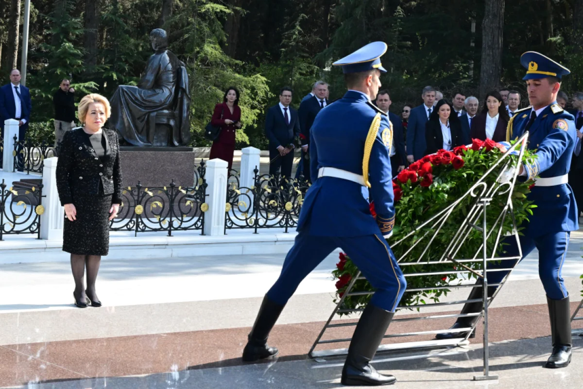 Матвиенко посетила Аллею почетного захоронения и Аллею шехидов фото