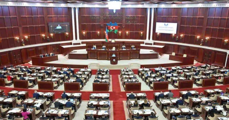Parlamentin iclası başladı: Gündəlikdə 9 məsələ var