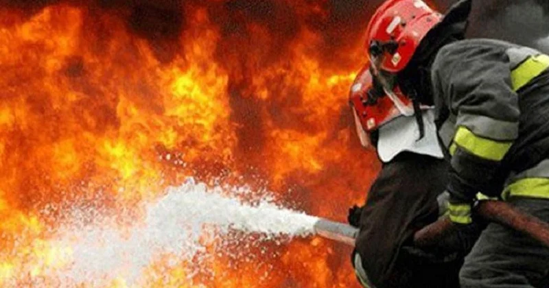 В Баку ночью внезапно загорелся автомобиль ВИДЕО