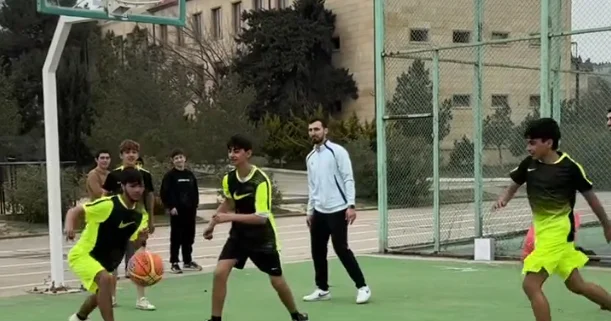 Milli basketbolçular internat məktəbində sevinc dolu anlar yaşatdı VİDEO
