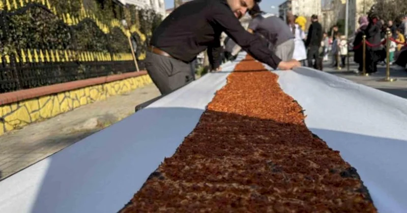 İstanbulda rekord: 63 metrlik lahmacun hazırlandı FOTO