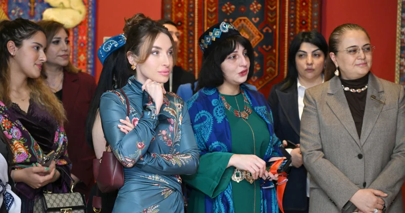 Alena Əliyeva sərgidə Fotolar