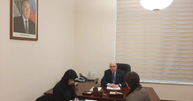 Əhliman Əmiraslanov vətəndaşların müraciətlərini dinləyib
