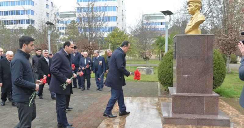 Taleh Qaraşov Milli Qəhrəmanın abidəsini ziyarət edib FOTOLAR