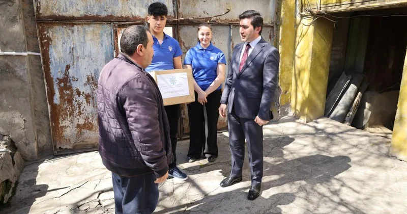 YAP Gəncə şəhər təşkilatı bayram sovqatı paylayıb