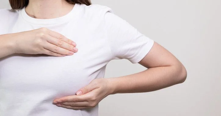 20 yaşdan sonra bunu mütləq edin Döş xərçənginin 6 erkən əlaməti