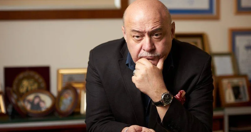 Memarlıq İttifaqının sədri tarixi binanın fasadını “şikəst edir” Memar (FOTO)