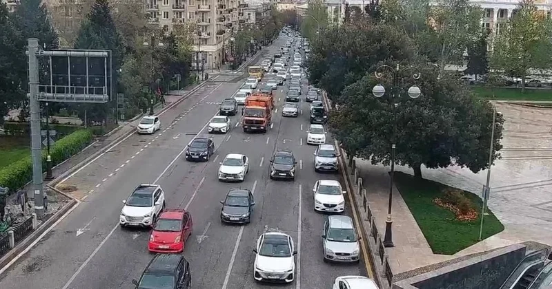 В Баку на ряде улиц и проспектов затруднено движение транспорта