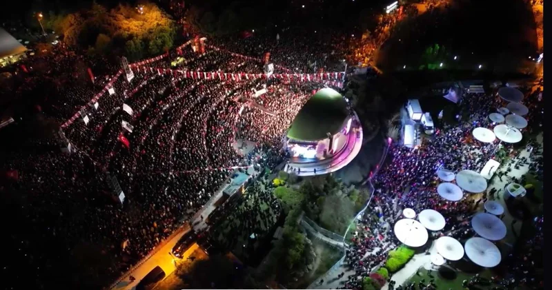 İstanbulda yüzminlərlə insan yenidən meydanlarda