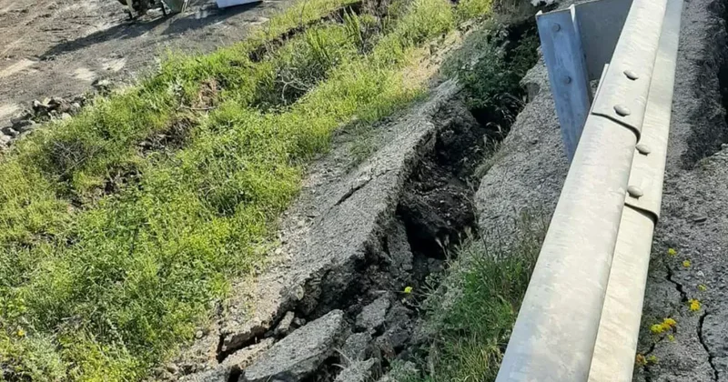 Оползень в Агсу: затруднено движение транспорта ФОТО