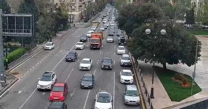 Bakının bir çox yollarında tıxac var SİYAHI