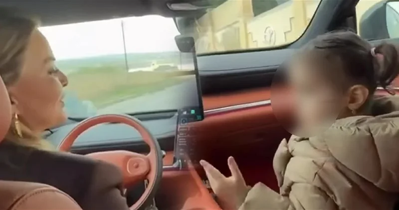Танцы за рулем и ребенок без ремня: в Сумгайыте расследуют действия главы центра развития ВИДЕО