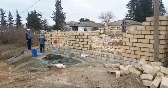 Gəncədə qanunsuz tikili söküldü Video