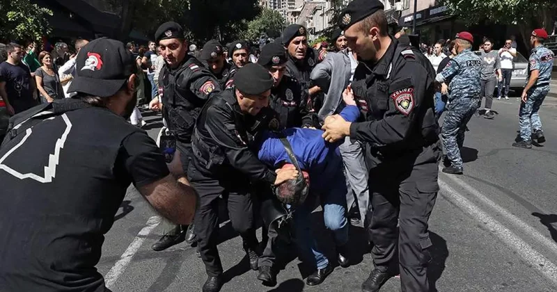 В Ереване у суда, где проходит заседание по делу Карапетяна, задержаны 17 человек