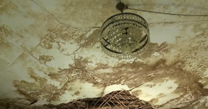 101 летнее здание в Баку разваливается: обрушение крыши превратило квартиры в руины