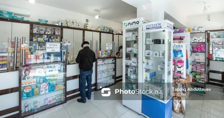 В Баку мужчина украл телефон из аптеки, воспользовавшись невнимательностью продавца
