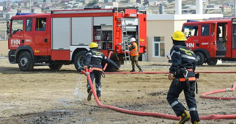 Пожар в многоэтажке в Баку жителей эвакуировали
