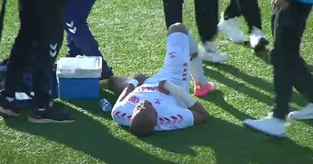 Araz Naxçıvan ın futbolçusu meydandan xərəkdə çıxarıldı Şəkillər