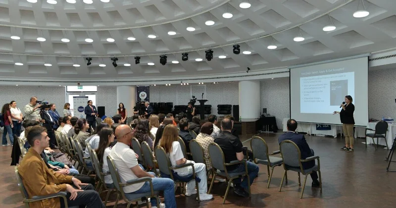 ABŞ səfirliyi Bakıda təhsil sərgisi keçirib FOTO