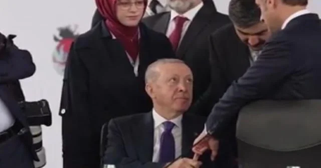 Jurnalist Haşkoğlu Ərdoğanın Albaniyada Makrona qəribə jestinə diqqət çəkib