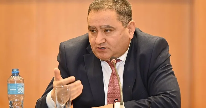 İsa Həbibbəylidən xoşum gəlir, nazirin bütün dediklərini bloknotuna yazır