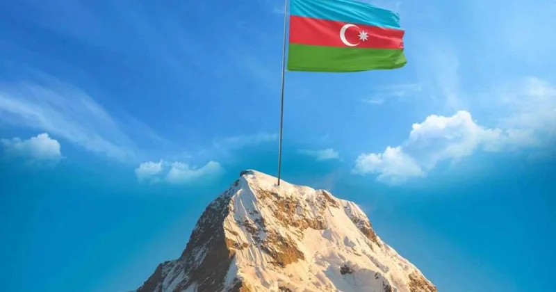 1918 ci ildə ucaldılan üçrəngli bayraq bu gün Azərbaycanın bütün ərazisində dalğalanır RƏY