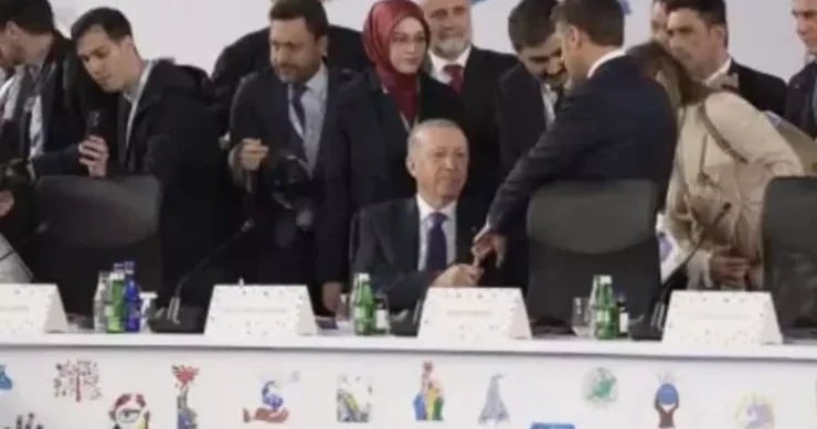 Ərdoğan Makronun çiyninə vurmaq cəhdinə sərt reaksiya verdi VİDEO