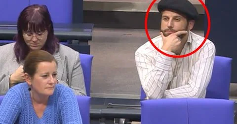 Parlamentə beretlə gələn deputat iclasdan qovuldu