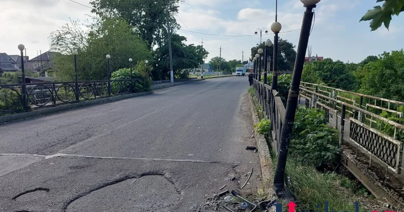 Maşın körpüyə çırpıldı, 3 nəfər yaralandı