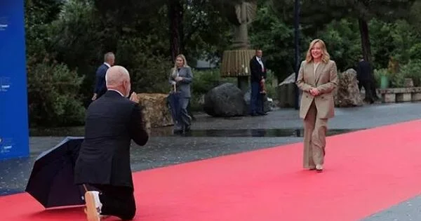 Meloni Albaniya baş nazirinin onun qarşısında diz çökməsinə belə reaksiya verdi