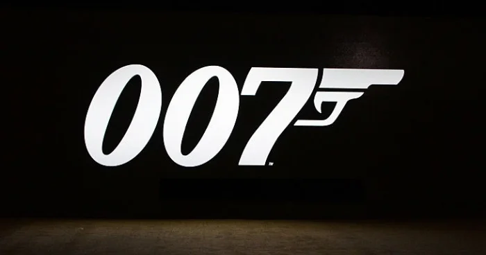 Siz kimsiniz, cənab Bond?!