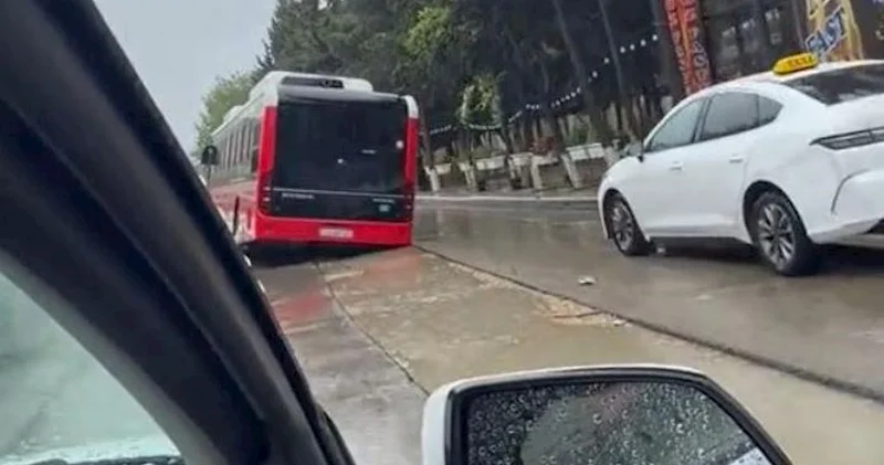 Yağış yağdı, marşrut avtobusu çuxura düşdü − Video