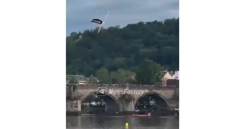 В Праге засняли опасный воздушный трюк ВИДЕО
