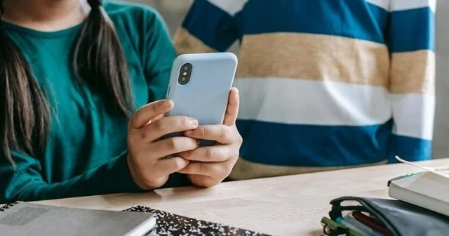 Daha bir ölkə orta məktəblərdə mobil telefonu qadağan edir