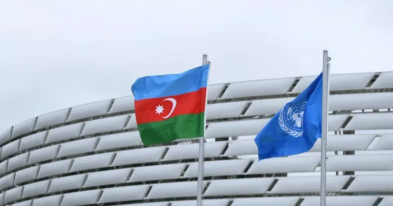 В Баку подняли флаги ООН и Азербайджана на открытии WUF13 ФОТО