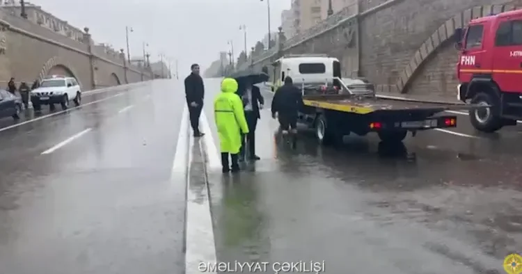 FHN Bakıda intensiv yağışların fəsadlarını aradan qaldırır VİDEO