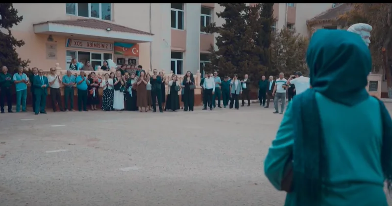 90 yaşlı müəlliməni şagirdləri belə qarşıladı