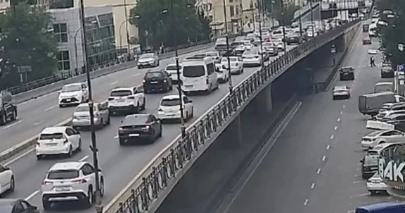 На ряде улиц и проспектов Баку затруднено движение транспорта