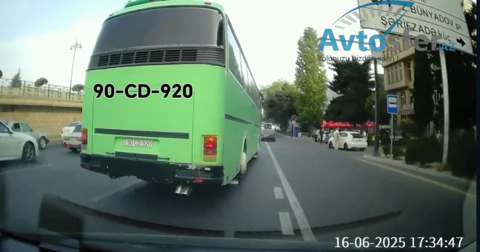 Bu avtobus sürücüsü qoçuluqla məşğuldur: Hamının yolunu kəsir VİDEO