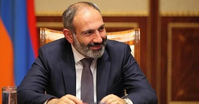 Paşinyan kafedə deyib gülür Video