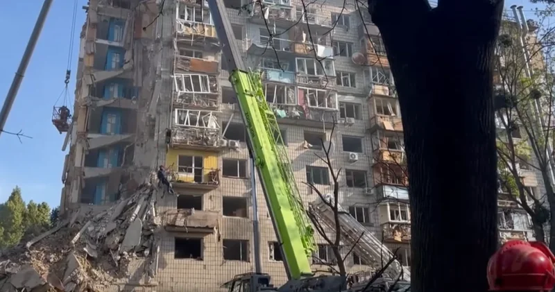 Rusiyanın zərbəsi Kiyevi alt üst etdi Sakinlər göz yaşları içində olanları danışdılar