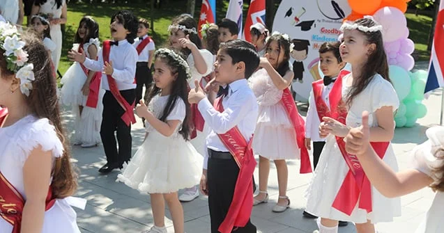 “Kids Academy by British School”da məzun günü Fotolar