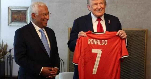 Kriştianu Ronaldu Donald Trampa forma hədiyyə edib